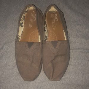 Toms size 9 women’s slip on